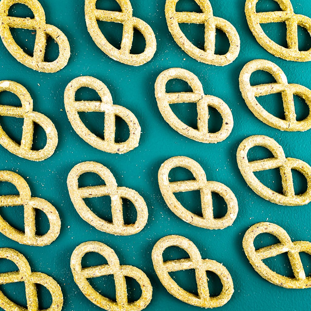 Winnie Lou Greens & Cheddar Pretzels