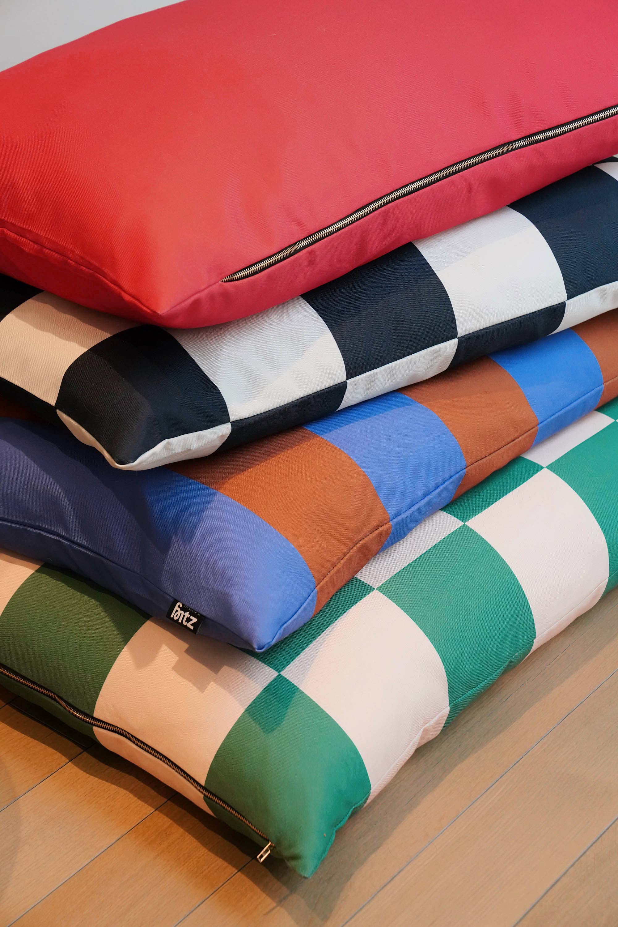 Approved by Fritz - USA - The Fritz Dog Bed | Recycled | Machine Washable: Checkered / Grande