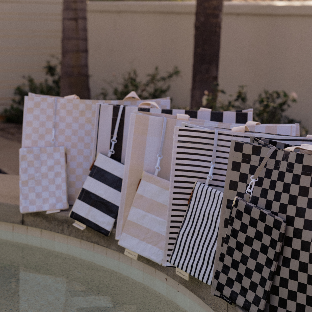 Local Beach - Checker XL All Day Bag with Matching Removable Pouch: Sand / Checker XL Day Bag